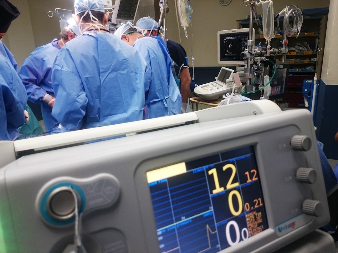Doctors doing surgery inside emergency room from Natanael Melchor on Unsplash Phẫu thuật thành công bệnh nhân 13 tuổi, ngực nặng 10kg