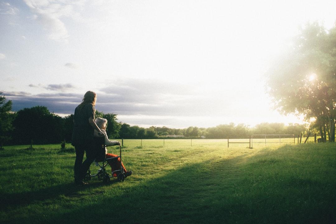 Woman standing next to woman riding wheelchair from Dominik Lange on Unsplash Tự tin khoe hàm răng ngọc ngà