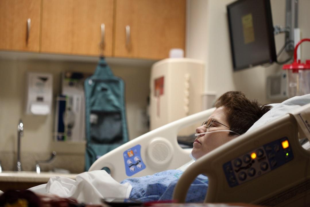 Boy lying on beige recliner hospital bed from Alexander Grey on Unsplash Hà Nội : Cảnh báo bệnh sốt xuất huyết xuất hiện sớm
