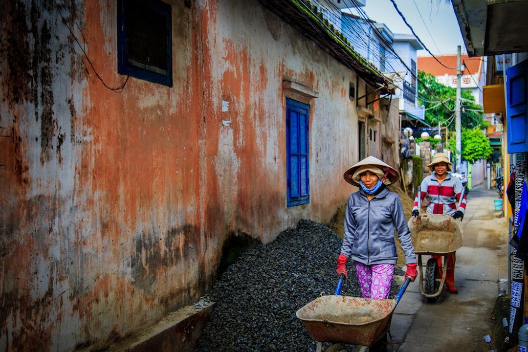 Two women walking beside orange house from Kate Ferguson on Unsplash Bao giờ cảnh báo bằng hình ảnh trên vỏ bao thuốc lá?