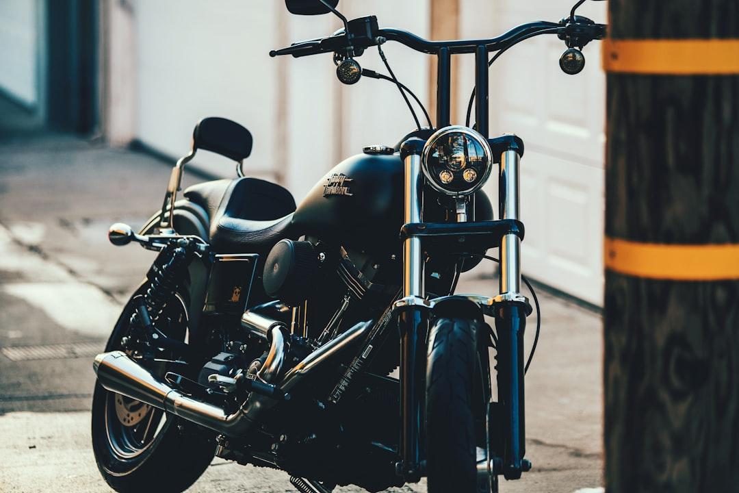 Black cruiser motorcycle near black street post from Austin Neill on Unsplash Sơ cứu khi bị phỏng do ống pô