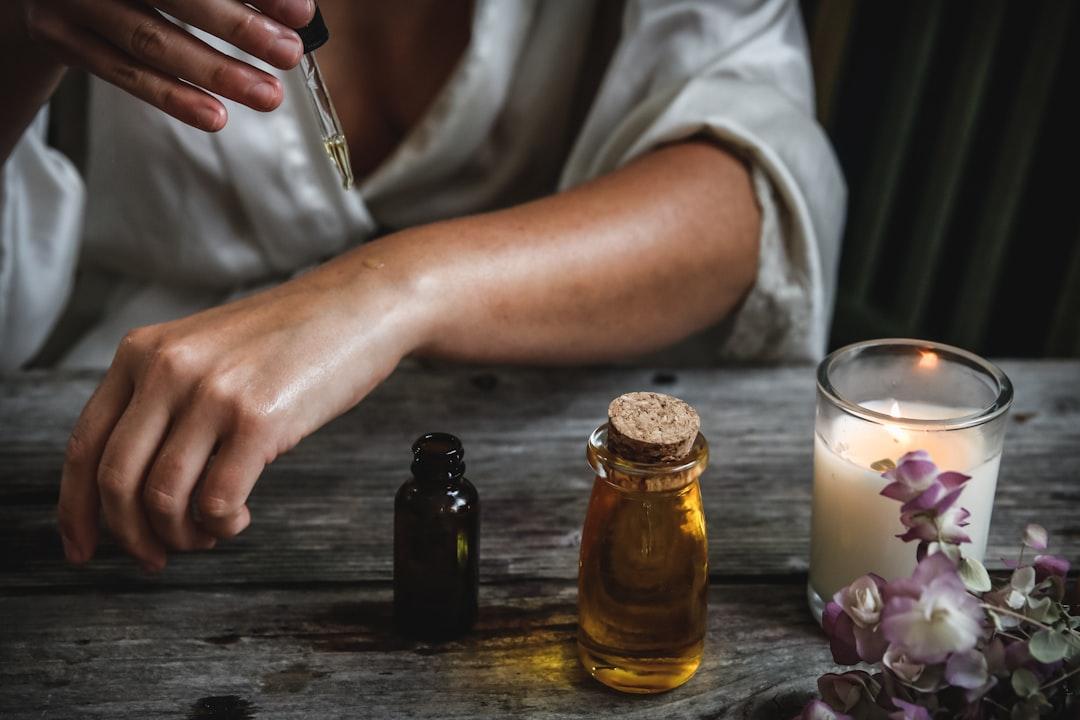 Votive candle from Chelsea shapouri on Unsplash Khi về già, 'yêu' có hại không?