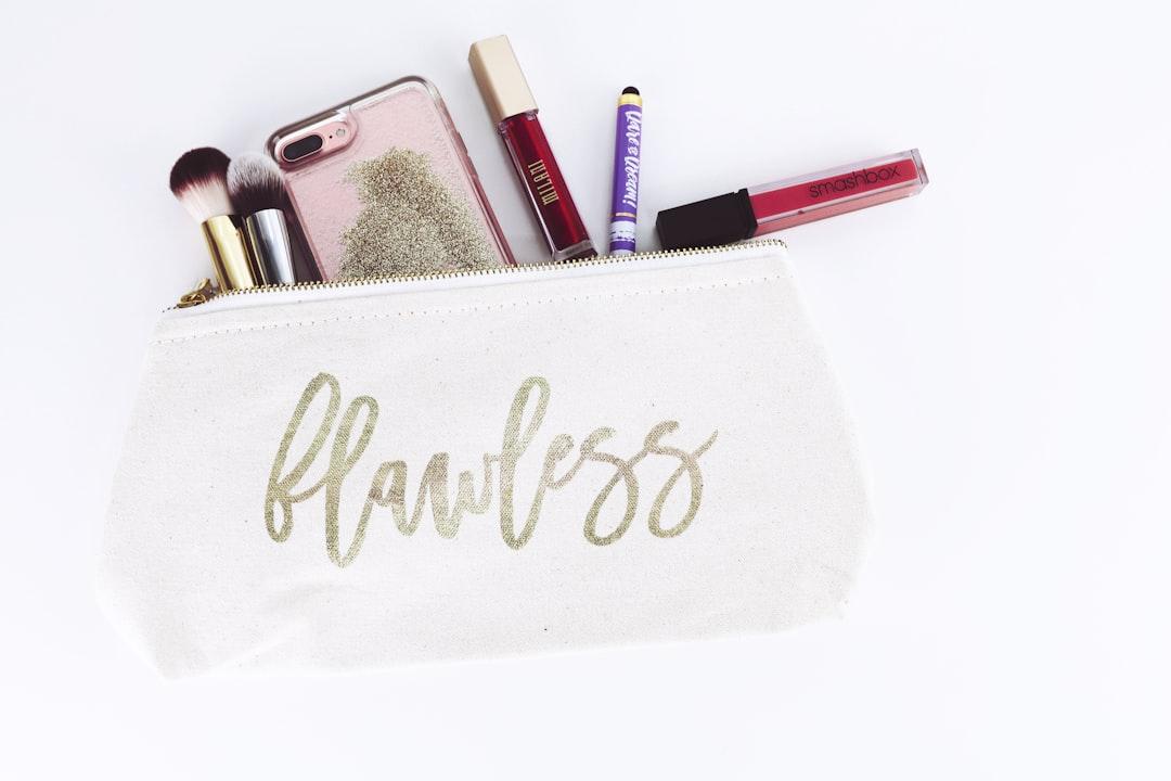 Flawless pouch with cosmetics from Hey Beauti Magazine on Unsplash Bí quyết để luôn rạng ngời mỗi sáng thức dậy