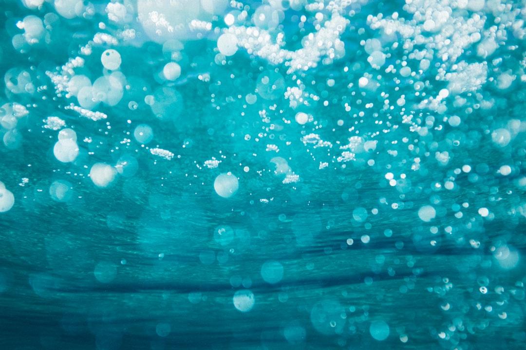 Underwater photography of water bubbles from Sime Basioli on Unsplash Bí kíp để giảm muối trong chế độ ăn