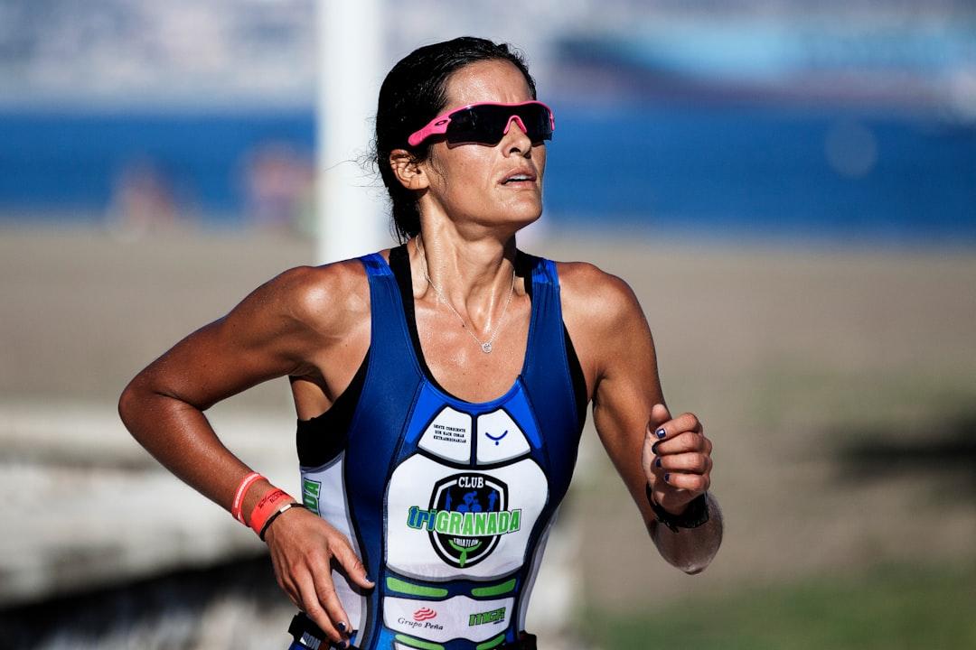 Selective focus photography of woman running from Quino Al on Unsplash Thận trọng khi chạy thể dục trước ngày 'đèn đỏ'
