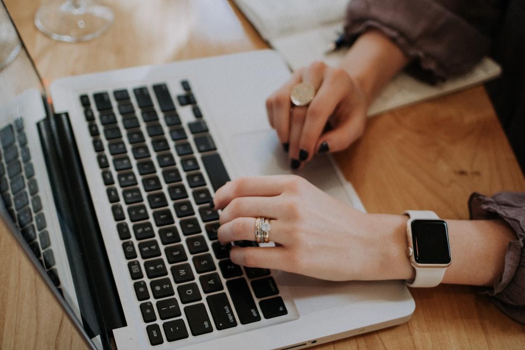 Person using macbook from Christin Hume on Unsplash Cuộc sống vui vẻ của người cao tuổi