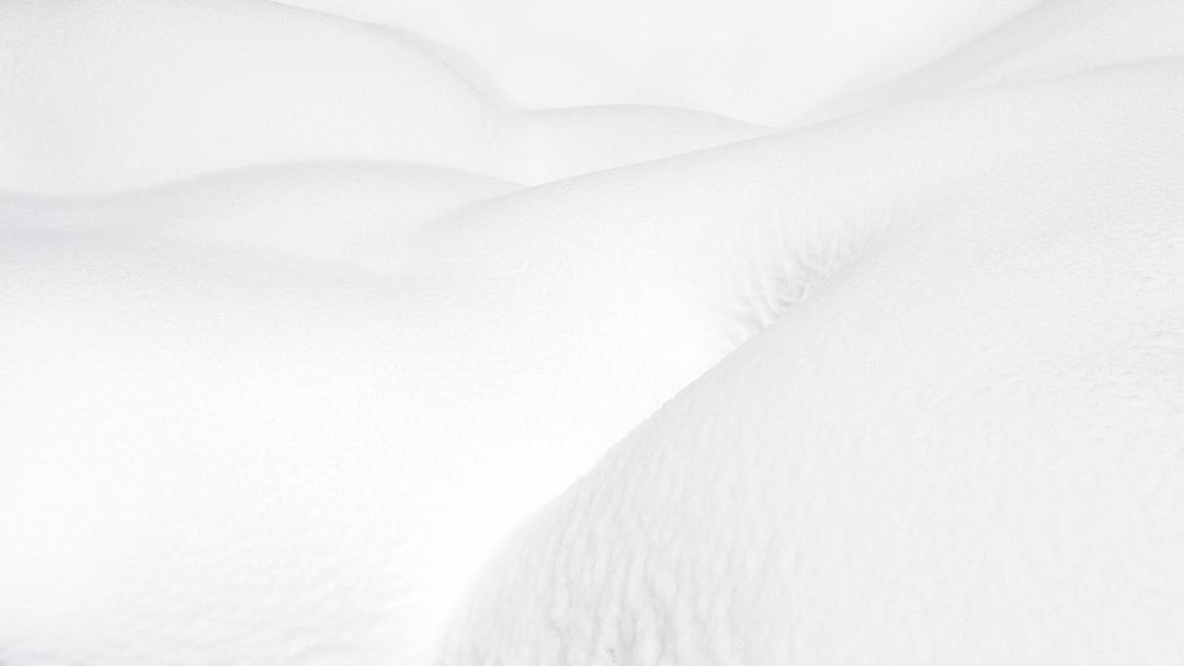 A snow covered bed with white sheets and pillows from Greg Rosenke on Unsplash Thực phẩm chống ung thư có thể giúp chống tăng cân