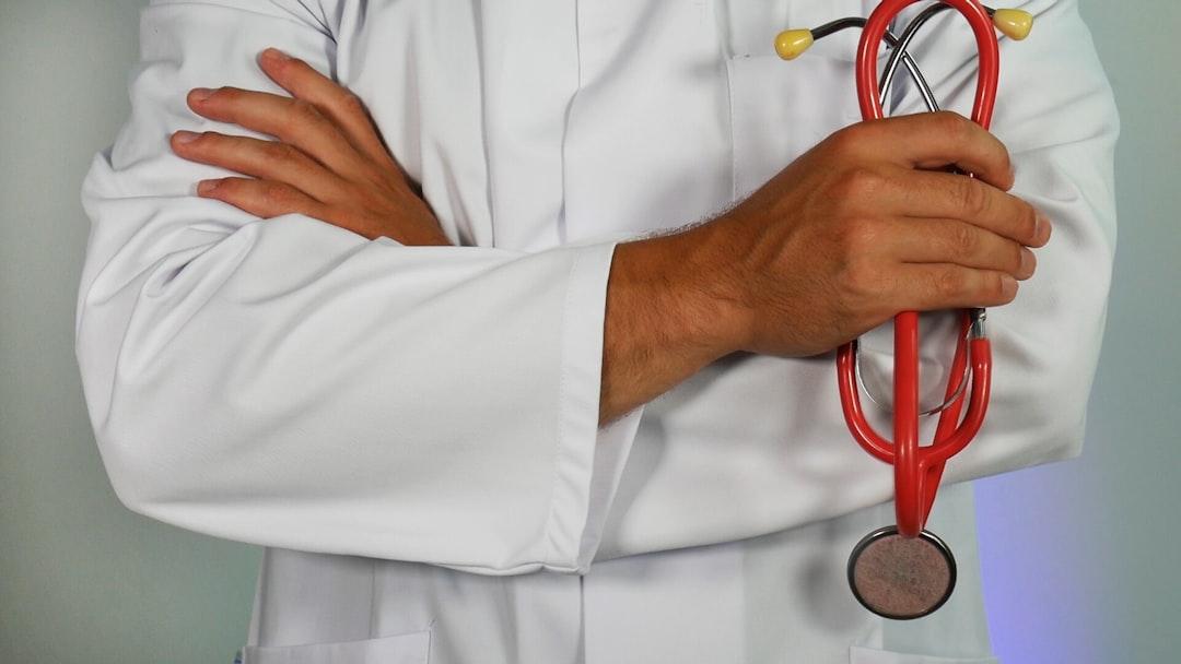 Doctor holding red stethoscope from Online Marketing on Unsplash Trẻ đẹp mỗi ngày nhờ đồ uống chứa chất chống ôxy hóa