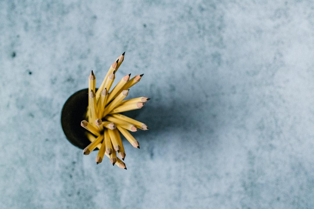 Yellow flower on gray surface from Kelly Sikkema on Unsplash Chè chén lúc trẻ gây tổn hại não