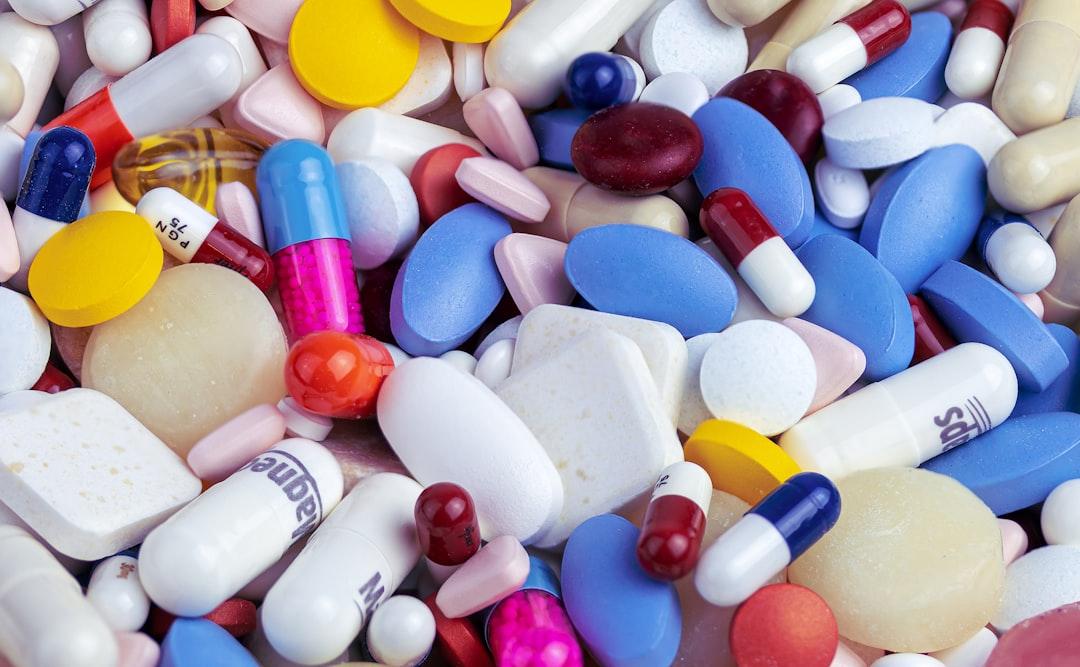 White blue and orange medication pill from Myriam Zilles on Unsplash Bổ sung omega-3 cho cơ thể khỏe mạnh mỗi ngày
