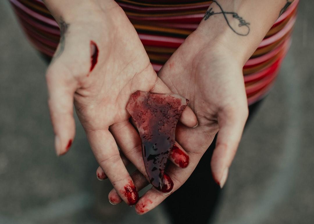 Person holding red and black stone fragment from Jonathan Cooper on Unsplash ‘Bí kíp’ đơn giản để hạ huyết áp