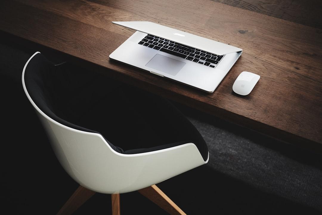 Apple macbook beside computer mouse on table from Luca Bravo on Unsplash Bài tập vận động cho dân văn phòng