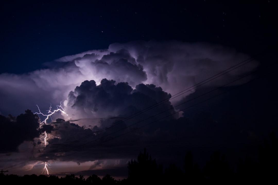 Single cell thunderstorm cloud  from NOAA on Unsplash Vì sao bệnh khớp lại hay đau tăng lên vào mùa đông?