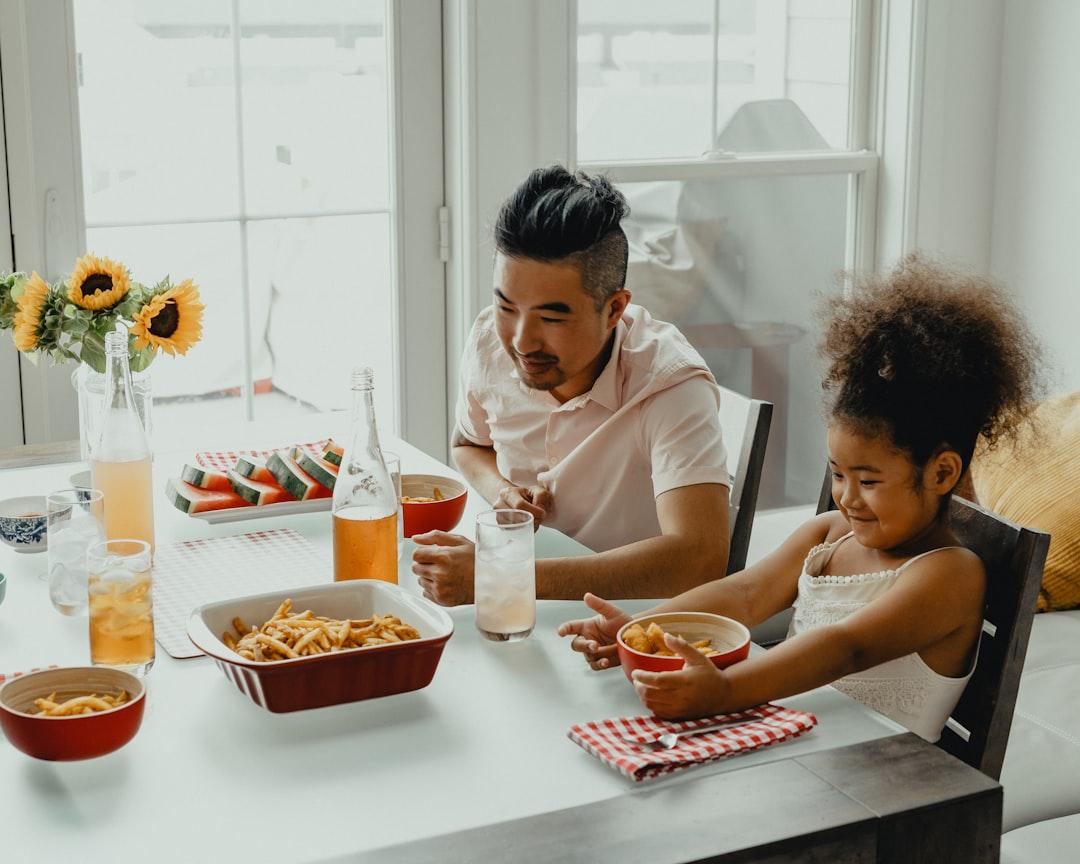 Boy and girl eating on table from Tyson on Unsplash HAPIfork: dĩa theo dõi thói quen ăn uống
