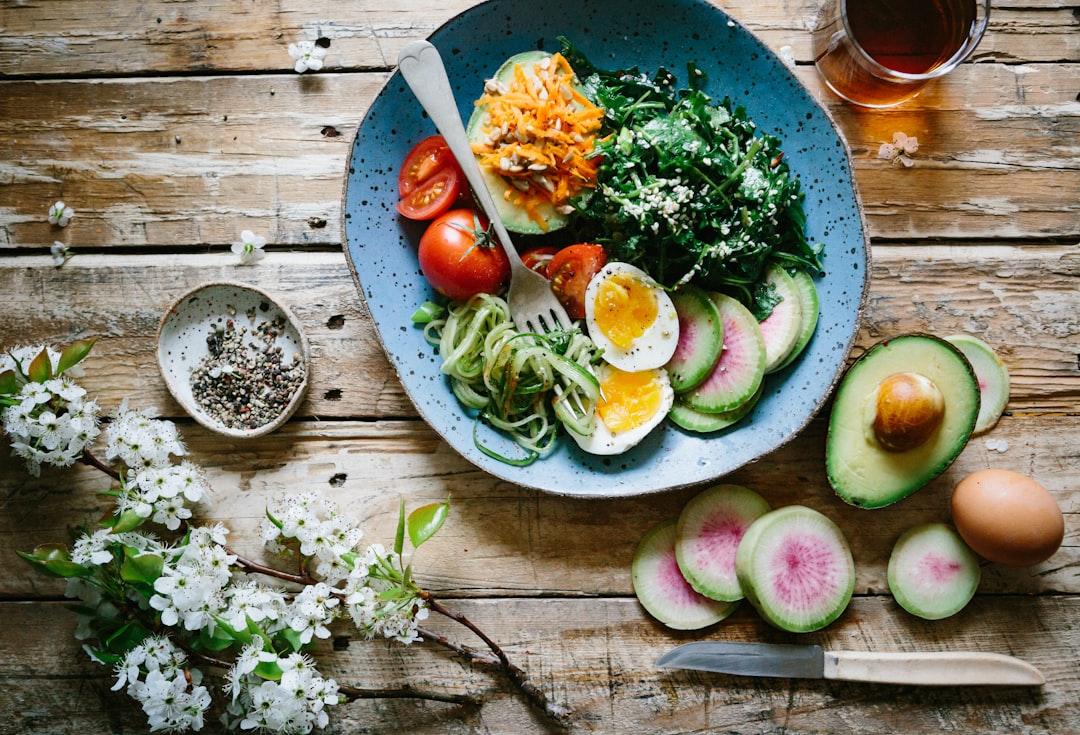 Poached egg with vegetables and tomatoes on blue plate from Brooke Lark on Unsplash Hành trình chinh phục những đỉnh cao