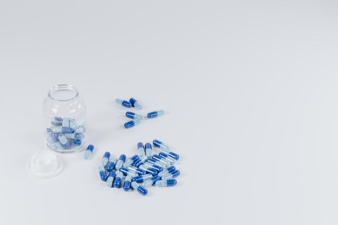 White-and-gray pills beside jar with pills from Pawel Czerwinski on Unsplash Bị nấc, xử trí thế nào?