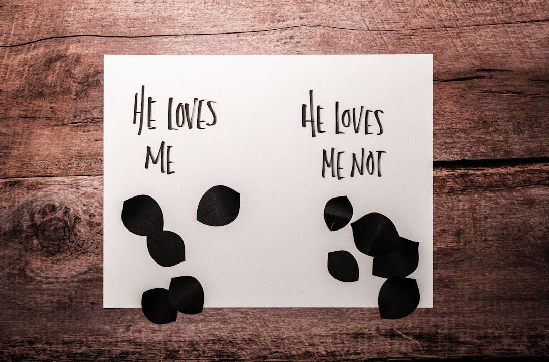 White and black happy birthday greeting card from Kelly Sikkema on Unsplash Cafein – sự thật và ngộ nhận