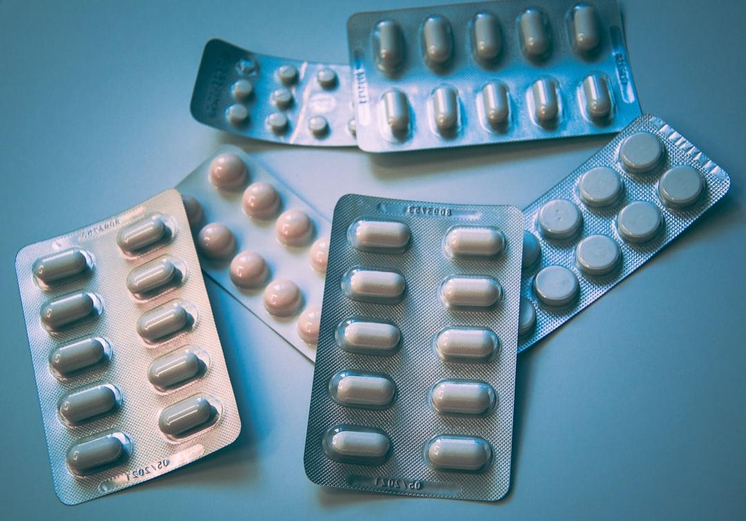 White and blue medication pill blister pack from Christine Sandu on Unsplash Bài thuốc hay chữa bệnh đau dạ dày – tá tràng