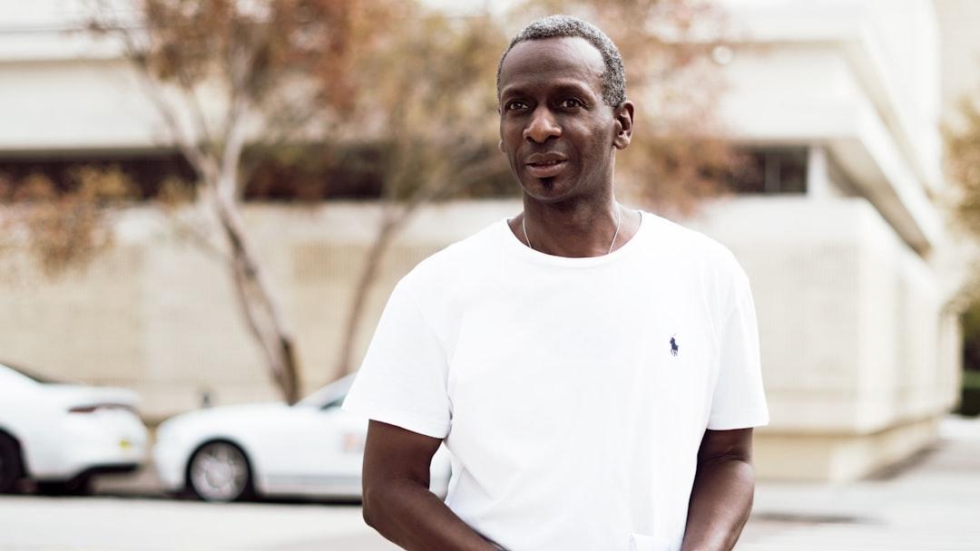 Men's white crew-neck shirt from chelsea fern on Unsplash Cà gai leo và Mật nhân - những cây thuốc đặc biệt cho người xơ gan