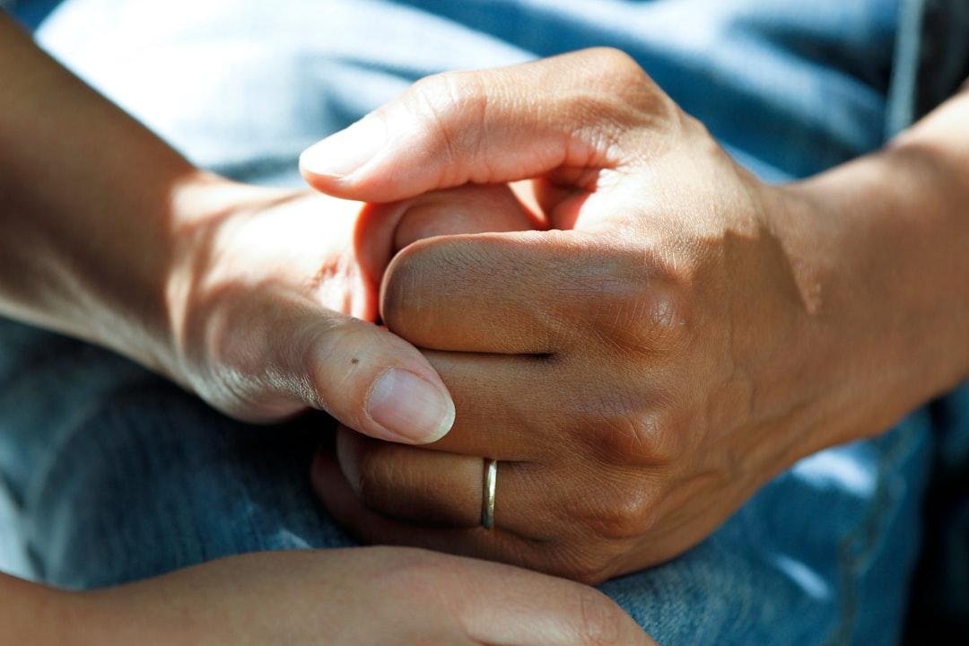 Person wearing gold wedding band from National Cancer Institute on Unsplash Hiểu đúng về biến chứng thần kinh do đái tháo đường