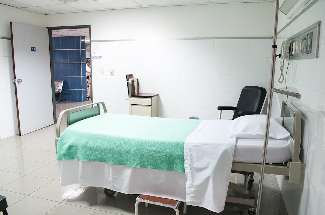 Gray gatch bed in hospital from Martha Dominguez de Gouveia on Unsplash Cách vượt qua 'cám dỗ' thèm ăn
