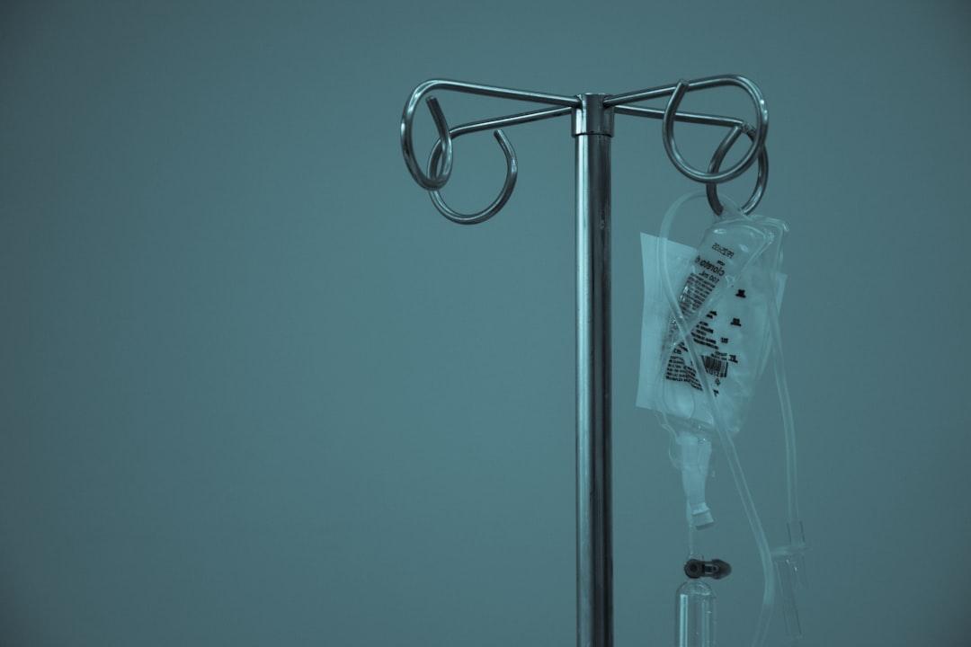 Dextrose hanging on stainless steel iv stand from Marcelo Leal on Unsplash 1/3 nam giới uống rượu bia đạt ngưỡng để ...ung thư, đột quỵ, tiểu đường...