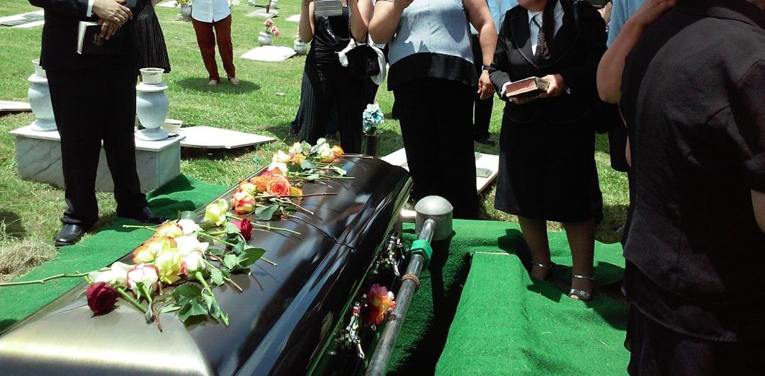 Group of people attending burial from Rhodi Lopez on Unsplash Tại sao giảm cân thất bại?