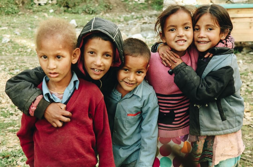 Group of children standing on grass field during daytime from Siddhant Soni on Unsplash Sử dụng máy lạnh đúng đảm bảo sức khỏe của bé ngày hè