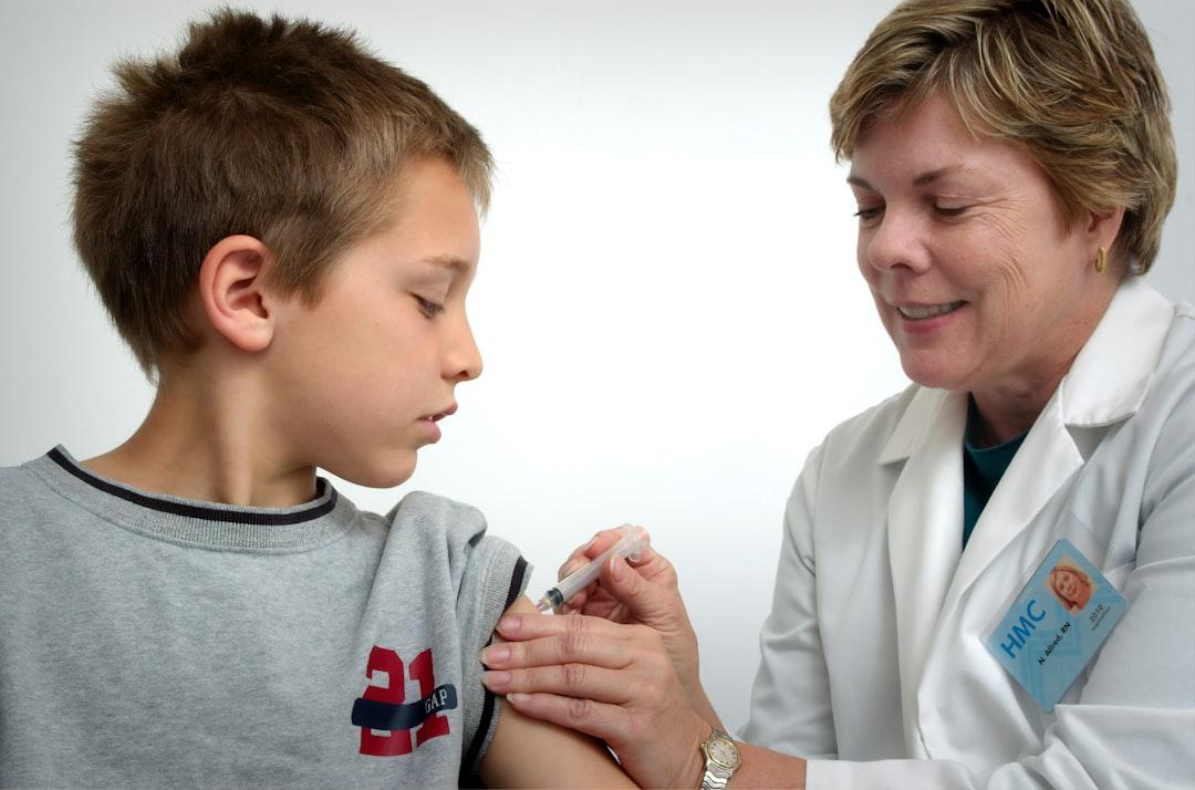 Woman inject boy on arm from CDC on Unsplash 25 tuổi đã bị xuất tinh sớm