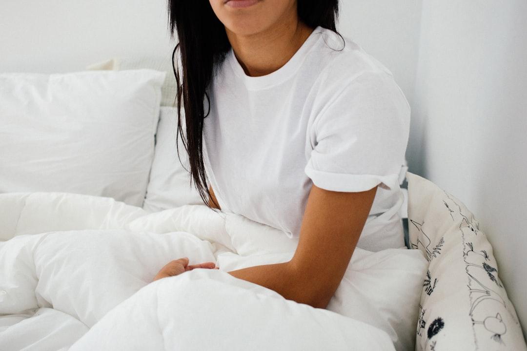 Woman sitting on bed from charlesdeluvio on Unsplash 7 nỗi sợ của đàn ông về tình dục