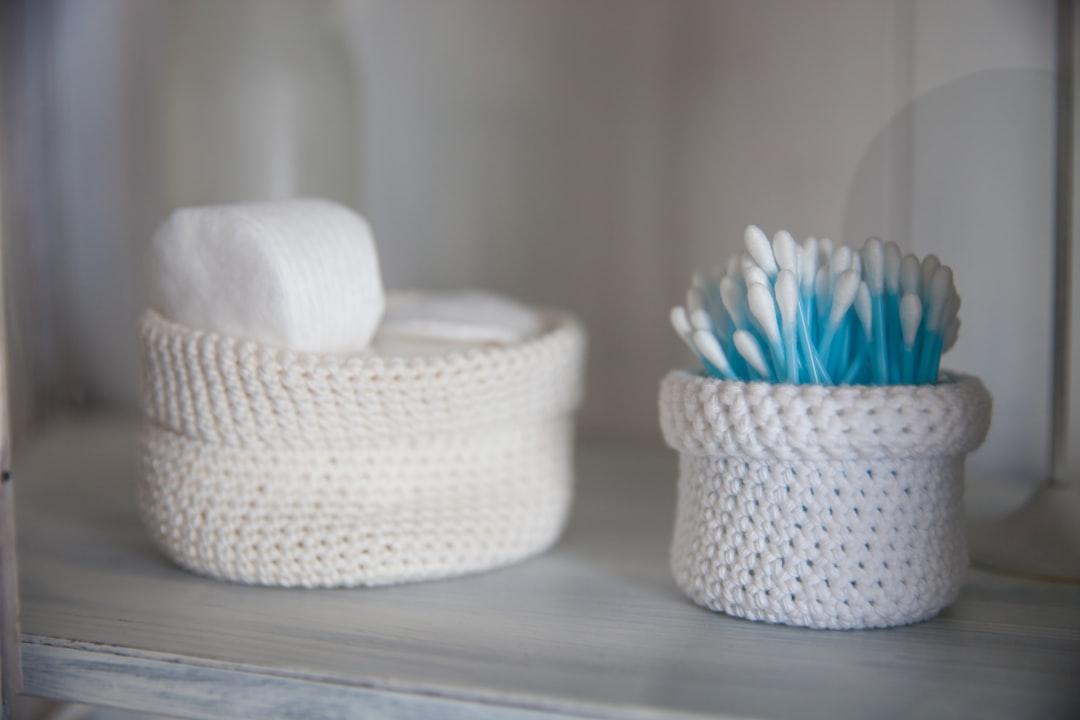 White and green ceramic bowl from Olivier Bergeron on Unsplash 'Cậu nhỏ' bị xước khi "yêu" bằng miệng