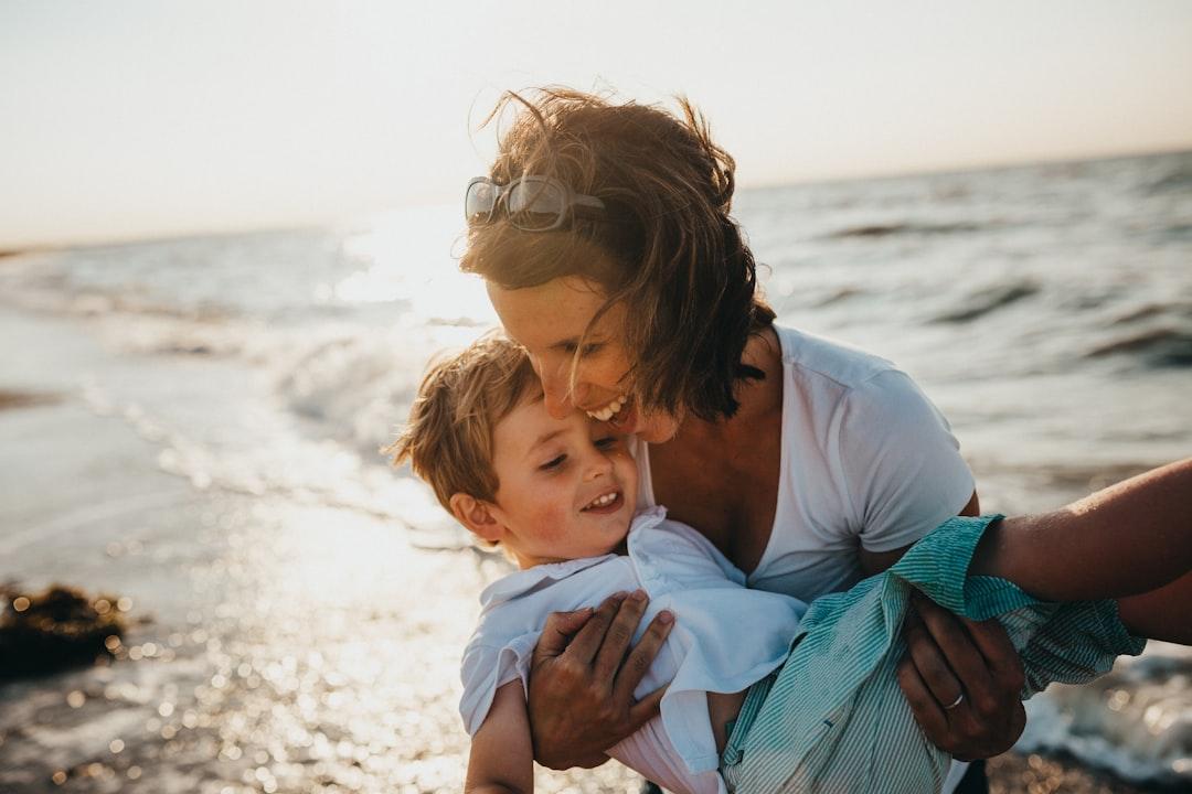 Photo of mother and child beside body of water from Xavier Mouton Photographie on Unsplash Cải thiện tình trạng xuất tinh sớm