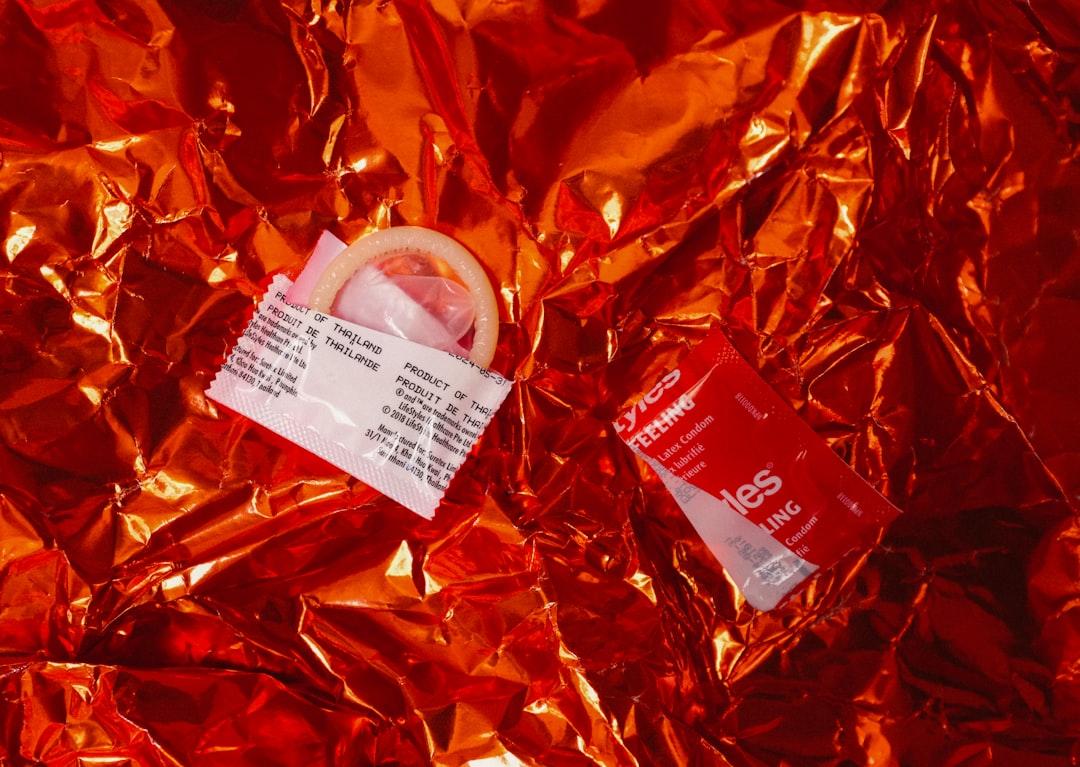 White and red plastic pack from charlesdeluvio on Unsplash Bao lâu thì gọi là xuất tinh sớm