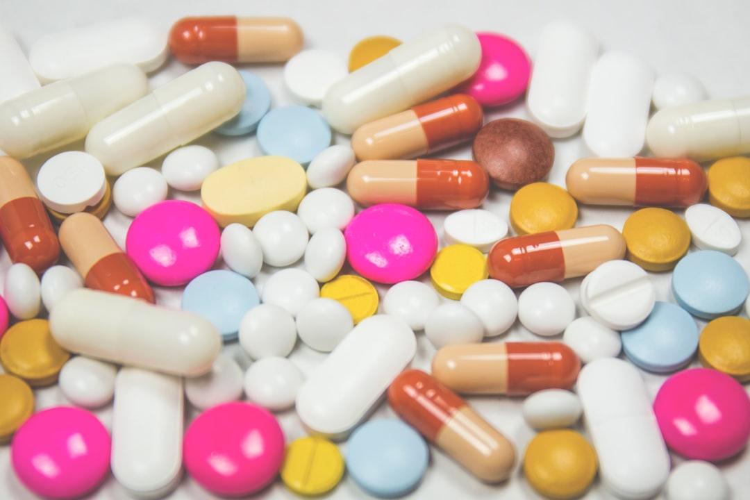 assorted medication tables and capsules Trong thời kỳ kinh nguyệt, cơ thể phụ nữ có những thay đổi gì? Phải chú ý nh