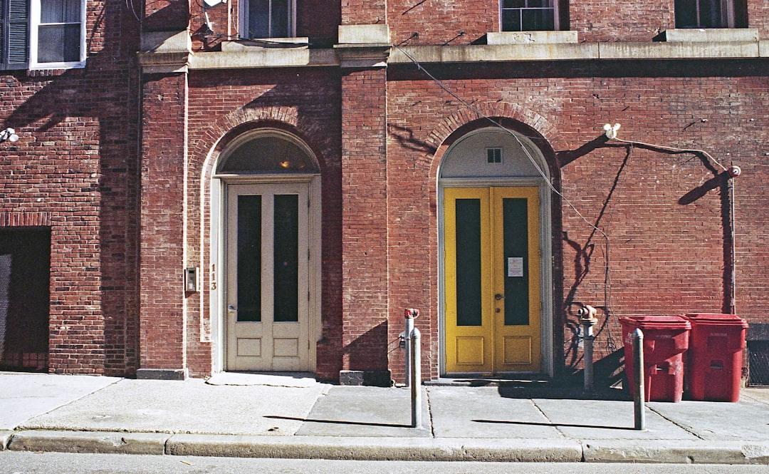 a red brick building with a yellow door Phân loại đau bụng hành kinh như thế nào?