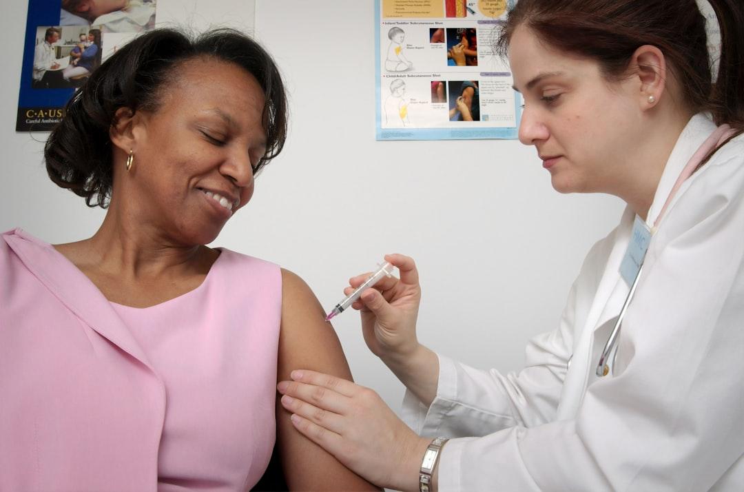 woman getting vaccine Viêm gan