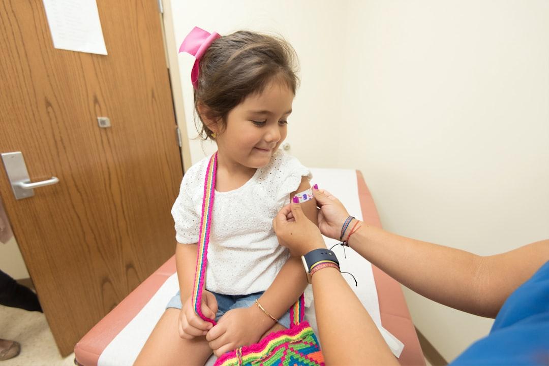 girl getting vaccine Say nắng, say nóng