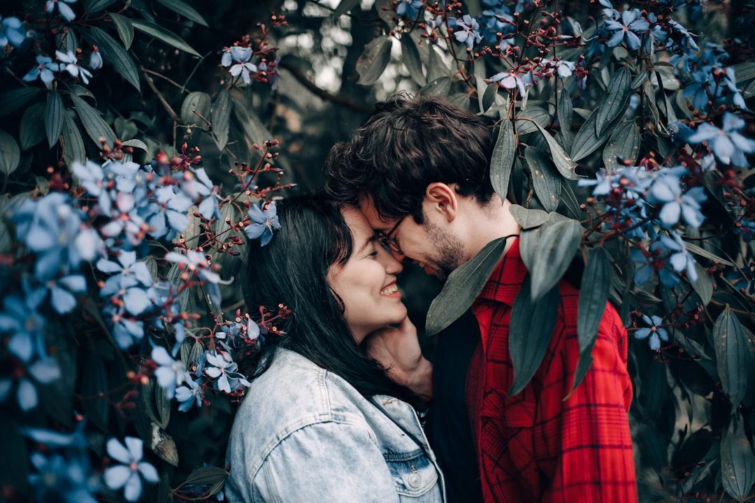 man about to kiss the woman near the white petaled flower Ngạt mũi và sổ mũi