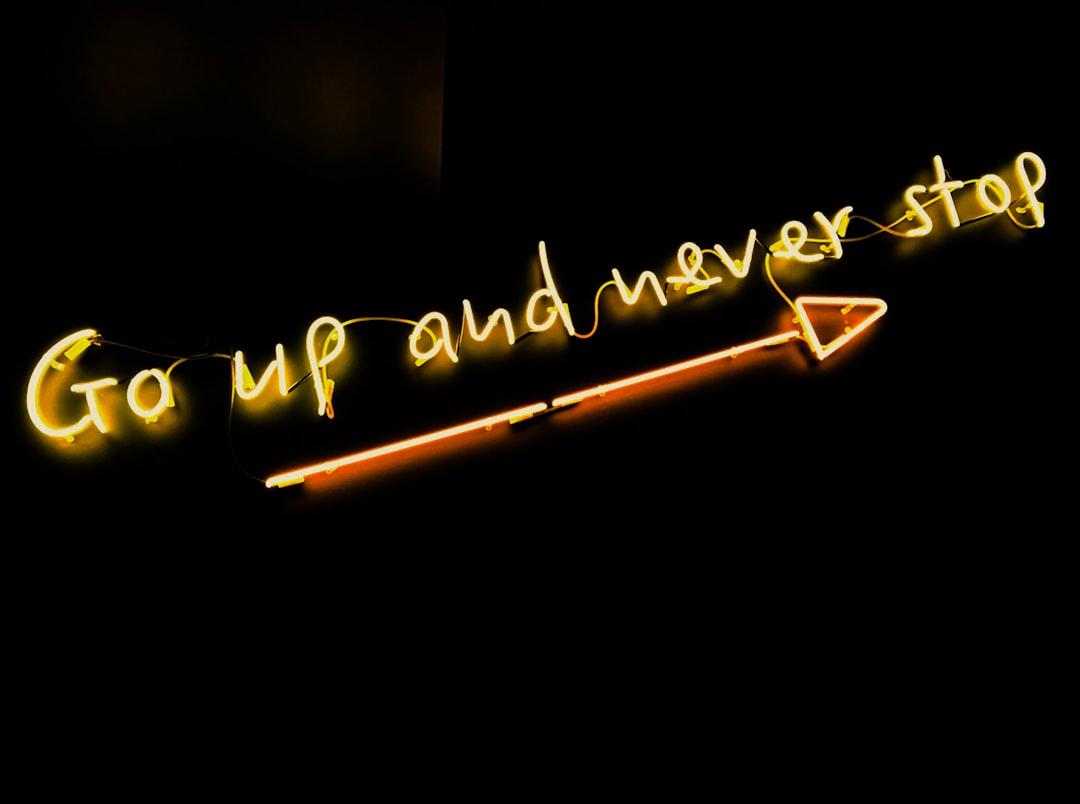 black background with yellow text overaly Kiệt nước