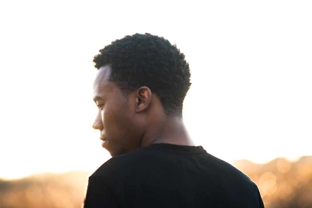 Man wearing black crew-neck t-shirt from Andre Hunter on Unsplash BIẾN CHỨNG NỘI SỌ DO TAI (Complication  endocranienne otogène)