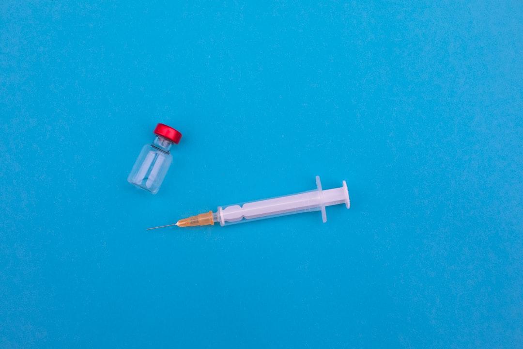 Red and white pen on green textile from Markus Spiske on Unsplash CHỤP MẠCH VÀNH TIM