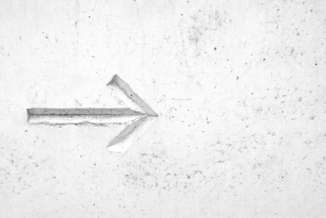 Right arrow sign on wall from Nik on Unsplash Chẩn đoán cơn đau thắt ngực trong bệnh lý tim mạch
