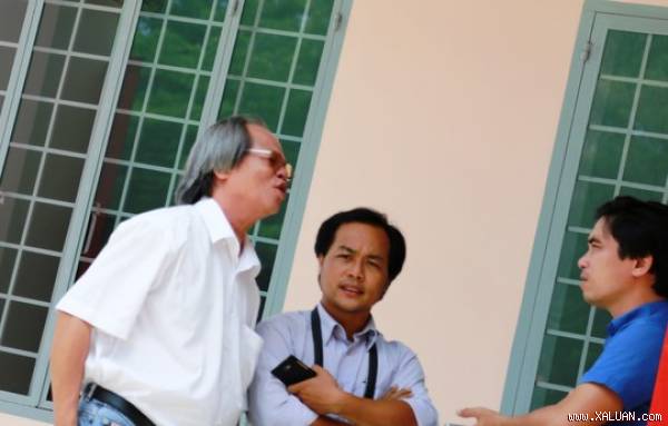 Bác sĩ Hòe trao đổi với báo chí tại trụ sở công an. Ảnh: xaluan.com